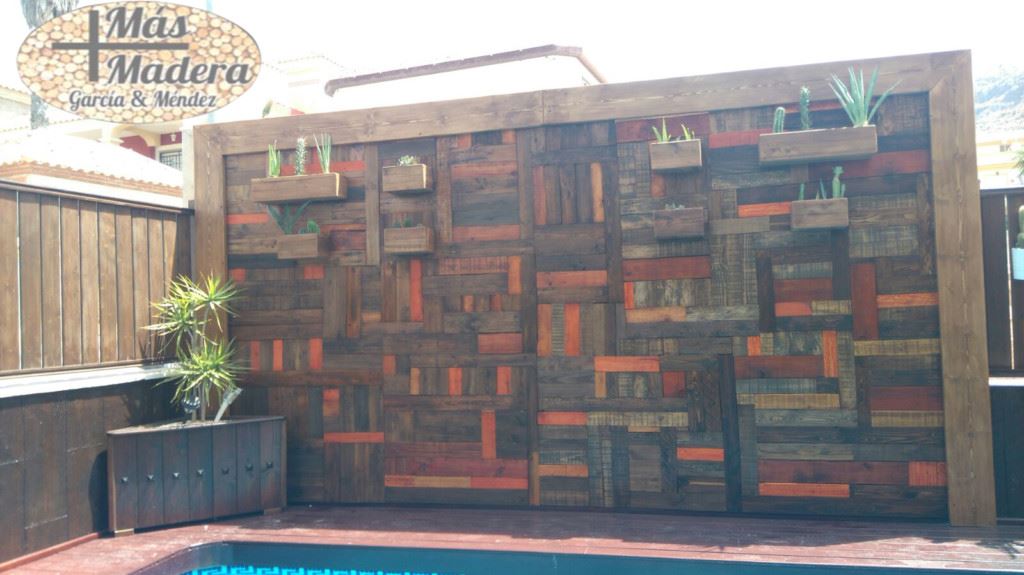 Decoración de una pared con madera.