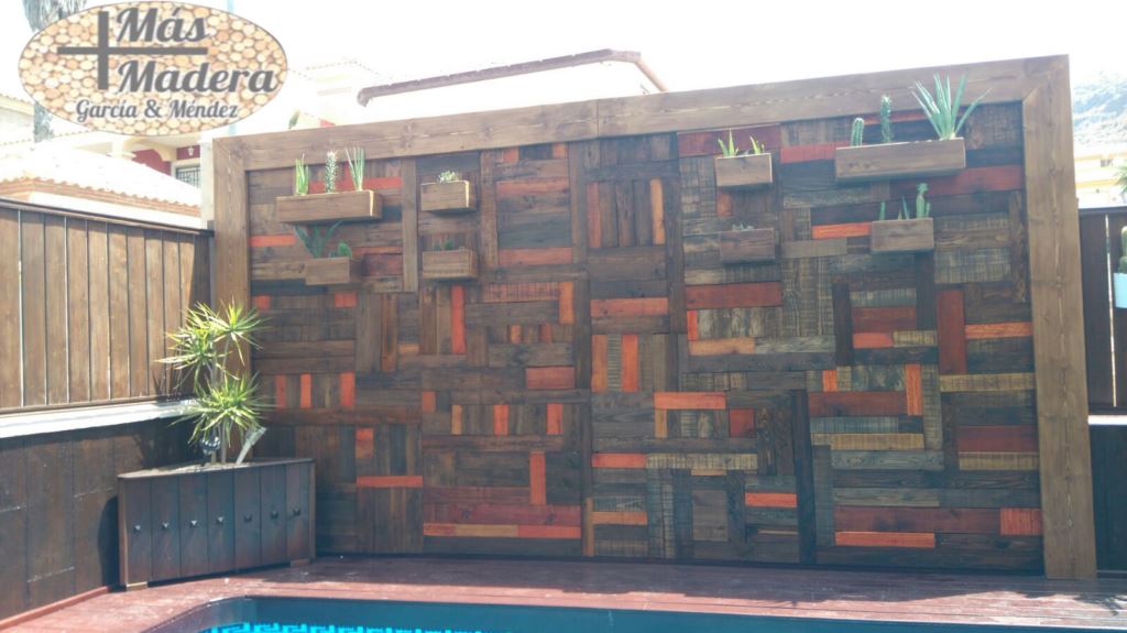 Decoración de una pared con madera.