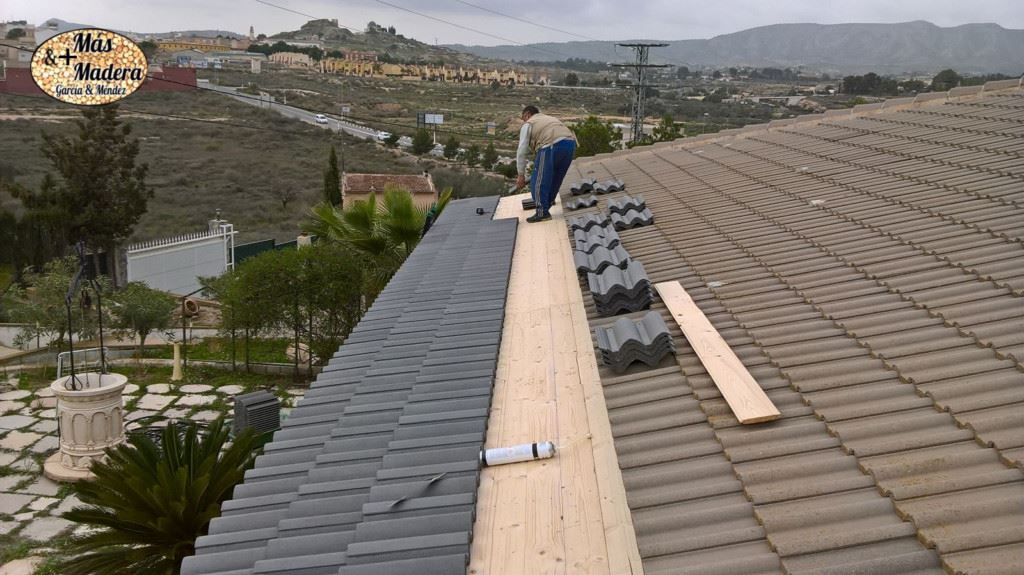 Construcción de un techado e instalación de tejas.