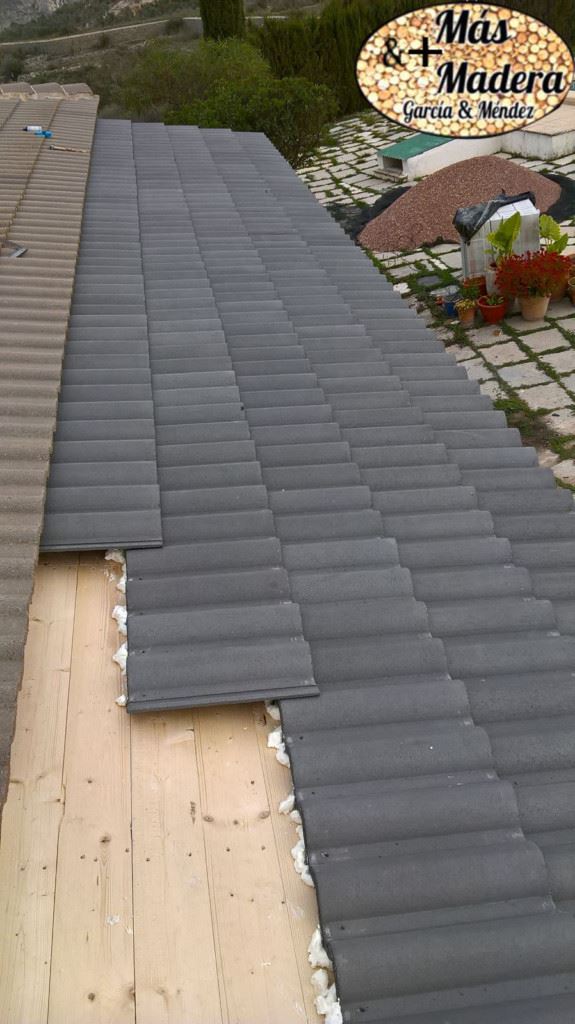 Construcción de un techado e instalación de tejas.